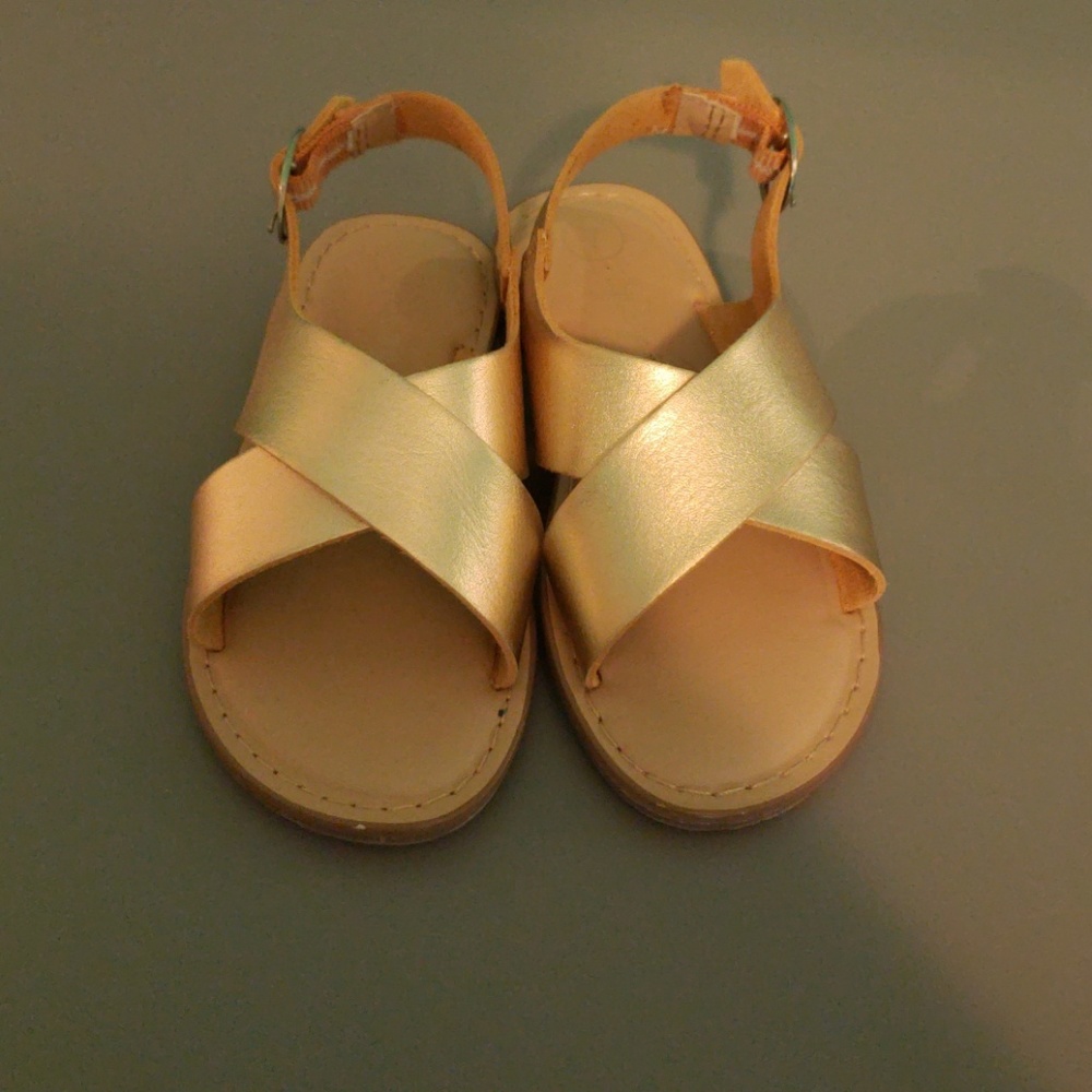Toddler girls sandals in gold